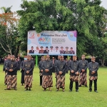 Foto bersama Forpimda Bangkalan beserta perwakilan penerima sertifikat hak untuk tanah.