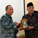 Wakil Ketua Dewan Pendidikan Tuban M. Syaichon memberikan cinderamata kepada Ketua Dewan Pendidikan Pasuruan, Zainal Abidin.