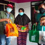 Sejumlah pengurus DPC PKB Kota Batu saat menyerahkan bantuan paket sembako kepada warga terdampak banjir.