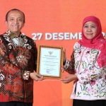 Gubernur Khofifah saat menerima penghargaan sebagai Pembina Penyuluh Kehutanan dari Menteri LHK.