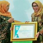 Gubernur Jawa Timur, Dra. Hj. Khofifah Indar Parawansa, M.Si memberikan penghargaan kepada Wakil Bupati Lumajang, Ir. Indah Amperawati, M.Si dalam Kovablik Provinsi Jawa Timur Tahun 2019.