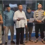 
Ketua FKDM Jombang, Mustain Hasan berjabat tangan dengan anggota DPC PKB Jombang.