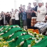 Jenazah KH Hasyim Muzadi disalati secara gelombang demi gelombang. foto: istimewa