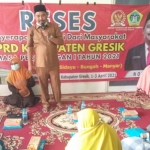 Ketua Fraksi PDIP DPRD Gresik Noto Utomo saat menggelar reses. foto: SYUHUD/ BANGSAONLINE