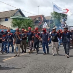 Ribuan buruh yang tergabung dalam FSPMI Tuban saat menggelar aksi demo di depan PT IKSG.