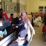 Aktivitas pengiriman di Kantor JNE Jember.