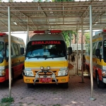 Tampak 3 ambulans milik RSUD Abdoer Rahem Situbondo sedang parkir. foto: MURSIDI/ BANGSAONLINE