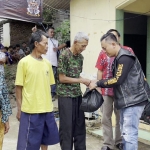 Sekjen RGOG Jatim Erik Triprasetyo saat memberikan bantuan paket sembako kepada para lansia. Foto: BAMBANG/ BANGSAONLINE