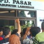 Aksi para pedagang Pasar Blimbing saat demo di depan kantor PD Pasar. foto: nurqomar/ BANGSAONLINE