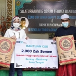 Corporate Secretary SIG Vita Mahreyni (kedua kiri) bersama GM of CSR SIG (paling kiri) menyerahkan bantuan 2.000 sak semen kepada Ketua STAI Al-Anwar Dr. K.H. Abdul Ghofur, M.A. (foto: ist)