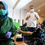 
Wali Kota Surabaya Eri Cahyadi meninjau donor darah dan skrining plasma konvalesen yang berlangsung di Gedung Suara Surabaya (SS), Jalan Bukit Darmo, Sabtu (6/3/21).