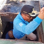 Wawali Kota Malang Sofyan Edi J turun langsung ke drainase di kawasan Jalan Letjen Sutoyo, Jumat (21/02). foto: ist.