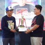 Pj. Sekdakab Kediri Adi Suwignyo (kiri) saat menyerahkan piala kepada salah satu pemenang. Foto: Ist.