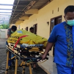 Petugas saat mengevakuasi korban pembunuhan di Dusun Keling, Desa Jumputrejo, Kecamatan Sukodono, Sidoarjo.