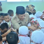 Bupati Fadeli dikerubuti para siswa saat sidak di TK/PAUD Al Fisyah, Senin (16/7).