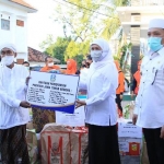 Gubernur Jawa Timur Khofifah Indar Parawansa saat memberi bantuan ke beberapa pondok pesantren di Kediri Jawa Timur. foto: ist/ bangsaonline.com