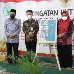 Dari kanan, Wabup Bu Min, Plt. Kadispendik Hariyanto, dan Kepala SD Irada Ustad Shobirin saat peringatan HUT ke-76 RI tahun 2021. foto: SYUHUD/ BANGSAONLINE