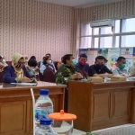 Suasana saat para peserta FGD yang digelar DPMPTSP Gresik. Foto: SYUHUD/ BANGSAONLINE