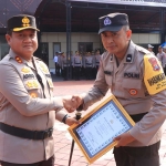 Kapolres Ngawi, AKBP Argowiyono saat memberikan apresiasi kepada salah satu anggota berprestasi di  Lapangan Satya Haprabu polres setempat, Selasa (23/4/2024). Foto: Ist.