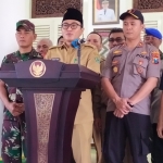 Bupati Pamekasan saat memberikan konferensi pers di Mandhapa Agung Ronggosukowati, Senin (16/3).