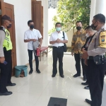 Sejumlah personel polisi melakukan pengamanan di salah satu gereja.