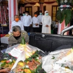 Gubernur Jawa Timur, Khofifah Indar Parawansa saat menyaksikan 14 tumpeng yang akan dikirim ke RS rujukan, KPU dan Bawaslu Jawa Timur di Gedung Negara Grahadi, Ahad (11/10/2020) sore. foto: ist/ bangsaonline.com 