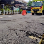 Salah satu titik kerusakan bahu jalan tepatnya di depan Masjid Besar Al Ikhlas Bendorejo. (foto: HERMAN/ BANGSAONLINE)