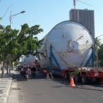 Truk molen raksasa di sisi timur Jalan A Yani Surabaya tadi sore.