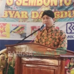 Bupati Arifin saat sambutan di upacara adat Larung Sembonyo. foto: HERMAN S/ BANGSAONLINE