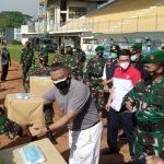 Penyerahan bantuan dari Buddha Tzu Chi untuk warga Madiun yang terdampak Covid.