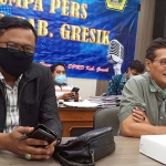 Pimpinan Komisi I DPRD Gresik ketika memberikan keterangan pers. (foto: SYUHUD/ BANGSAONLINE)