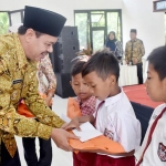 Wabup Pungkasiadi bersilahturahmi dengan anak-anak di tengah halal bihalal. Wabup juga memberikan santunan kepada anak-anak tersebut.