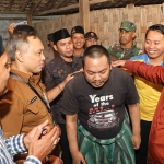 Bupati Sampang, Slamet Junaidi, saat melepas Zaini dari pemasungan beberapa waktu lalu. Foto: Prokopim Pemkab