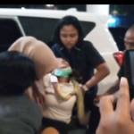 Vanessa Angel dibopong keluarganya saat tiba di RS Bhayangkara.