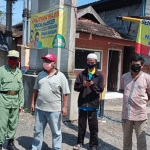 Tim ASN Pemkab Sidoarjo melakukan monev di check point PSBB Jilid III di sebuah Desa Kecamatan Porong, Rabu (3/6). foto: ist