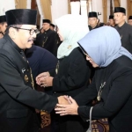 Gubernur Jatim Soekarwo memberi Ucapan Selamat Kepada Pejabat yang baru dilantik, di Gedung Negara Grahadi.