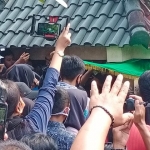 Proses pemakaman Didi Kempot yang dihadiri oleh Sobat Ambyar (julukan bagi penggemar Didi Kempot).