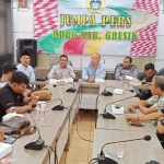 Wakil Ketua DPRD Gresik Asluchul Alif bersama Ketua Komisi IV Muhammad, pimpinan, dan anggota, ketika memberikan keterangan pers. foto: SYUHUD/ BANGSAONLINE