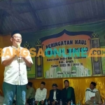 Ketua DPD Golkar Gresik, Ahmad Nurhamim, saat menghadiri haul sesepuh Desa Indro, Kebomas. Foto: SYUHUD/BANGSAONLINE
