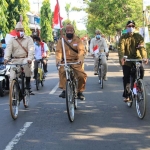 Dandim 0812 Lamongan Letkol Inf Sidik Wiyono, Bupati Fadeli, dan Kapolres Lamongan AKBP Harun saat gowes memperingati Hari Pahlawan bersama Komunitas Ontoseno.