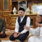 Dr KH Asep Saifuddin Chalim saat menerima Prof Dr. Muhammad Taufiq Ramadan al-Buti (tengah), Dekan Fakultas Syariah Universitas Damaskus, di Pesantren Amanatul Ummah Pacet, Mojokerto, Jawa Timur. Foto: dok. amanatul ummah/djoko pitono