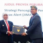 Gubernur Khofifah saat memberi piagam penghargaan kepada Kepala Biro Administrasi Pimpinan Setda Provinsi Jatim, Moh. Ali Kuncoro.