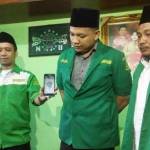 TUNJUKKAN BUKTI: Wakil Ketua didampingi Sekretaris GP Ansor Sidoarjo menunjukkan foto sebongkah batu yang ditemukan di rumah Ketua Ranting NU Kedungsolo, di Kantor GP Ansor Sidoarjo, Senin (26/9). foto: MUSTAIN/ BANGSAONLINE