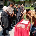 Penandatanganan deklarasi damai disaksikan langsung oleh Bupati Kediri dan juga Forkopimda.