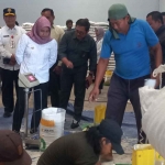 Wali Kota Mojokerto, Ika Puspitasari, saat melakukan inspeksi mendadak di salah satu gudang beras.