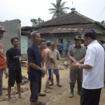 Pakde Karwo saat bercengkerama dengan warga korban banjir di Kabupaten Pacitan, Jumat (1/12).