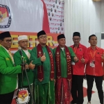 RKH Mohammad Baqir Aminatullah saat konferensi pers usai penyerahan berkas pendaftaran di KPU Pamekasan.