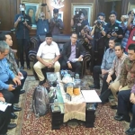 Empat Fraksi di DPR resmi menyerahkan usulan hak angket terkait pelantikan Basuki T Purnama sebagai gubernur di DKI, di Kompleks Parlemen Senayan, Jakarta, Senin (13/2).