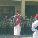 Pengasuh Ponpes Darul Ihsan Menganti, Drs. KH. Mulyadi, M.M. saat memimpin upaca HUT RI ke-76. foto: SYUHUD/ BANGSAONLINE