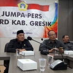 Ketua DPRD Gresik Ahmad Nurhamim bersama pimpinan komisi saat memberikan keterangan. foto: SYUHUD/ BANGSAONLINE